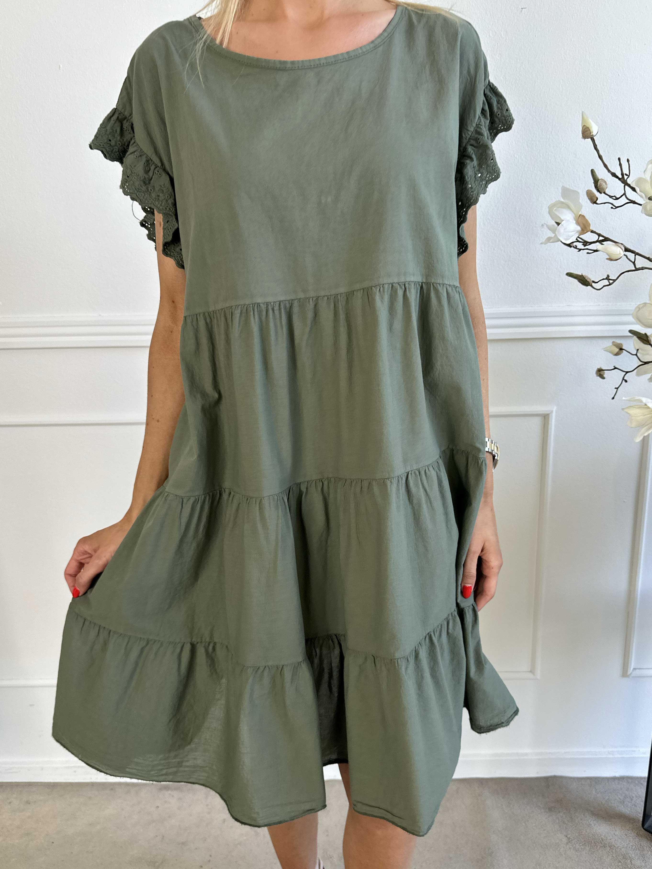 Canada - Söt bomullsklänning med volangärmar och lager-på-lager-look